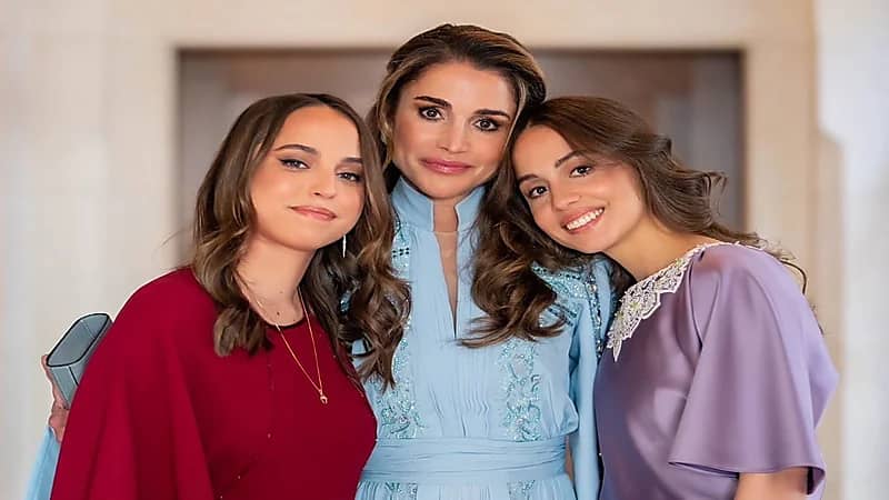 الملكة رانيا تظهر مع ابنتيها الأميرة إيمان والأميرة سلمى