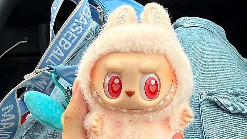 مغنية تقع ضحية دمية لابوبو الشهيرة