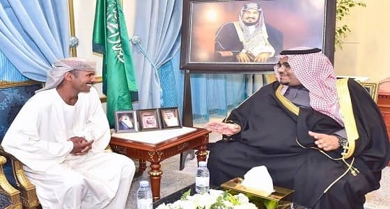 وزير الداخلية يكرم سودانيا إثر عمل إنساني بنجران