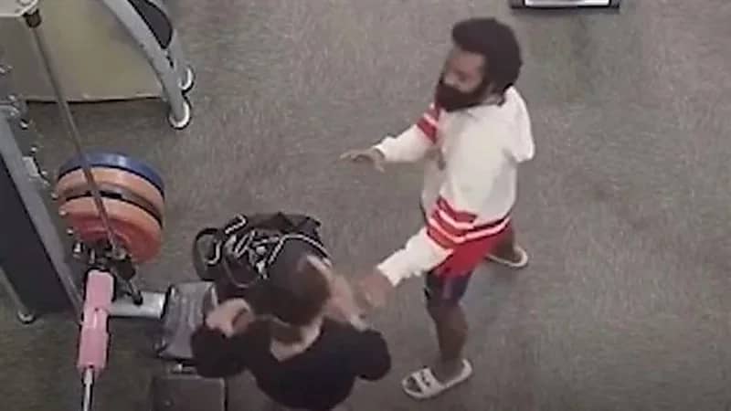امرأة تضرب رجل داخل صالة ألعاب رياضية وتلقنه درساً قاسياً