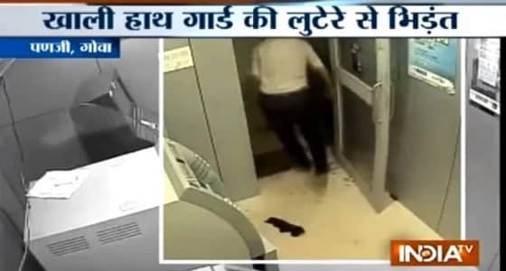 فيديو| رغم تعرضه للضرب المبرح.. حارس " صراف آلي " يحميها من السرقة