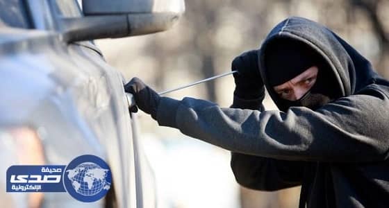 مواطن يناشد بالبحث عن سيارته المسروقة وبها مبلغ ١٦ الف ريال