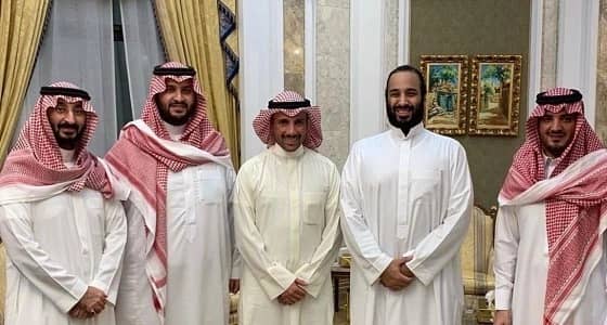 ولي العهد ومرزوق الغانم ووزيري الداخلية والحرس في صورة عفوية