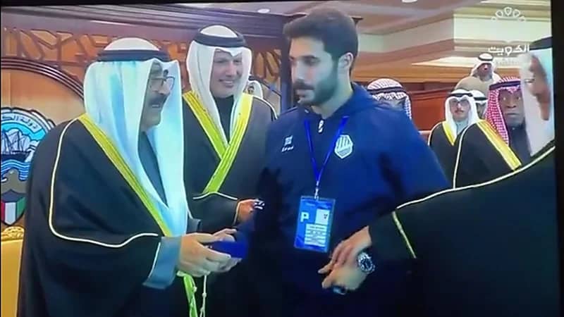 موقف محرج للاعب السالمية خلال سلامه على ولي العهد الكويتي