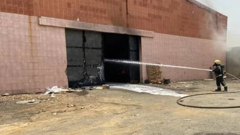 بالصور.. إندلاع حريق في مستودعين بعسير