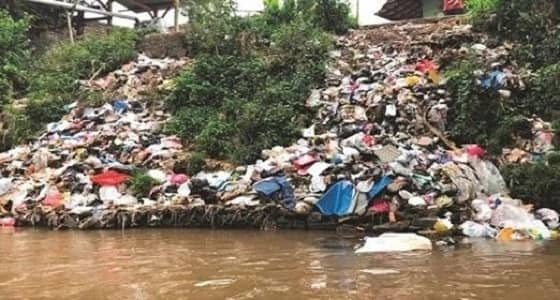 " عم يوسف ".. إندونيسي يروي الأرز من أكثر أنهار العالم تلوثا