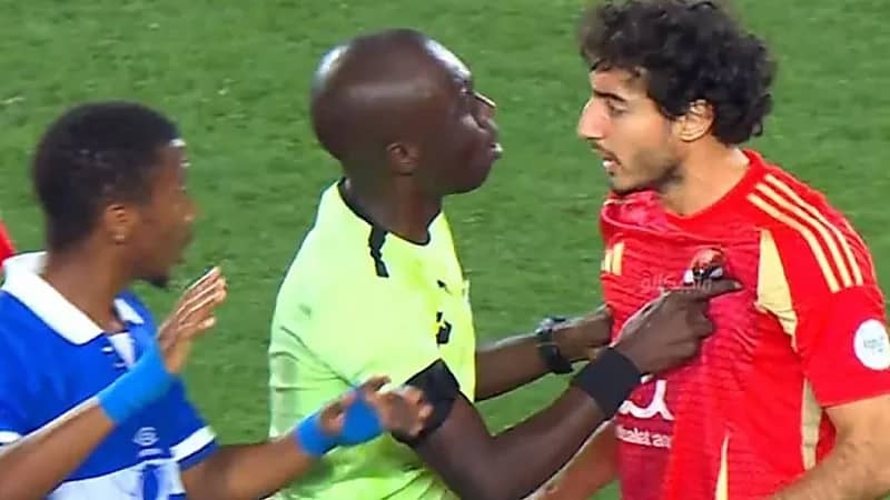 ‎مشادة واعتراضات قوية بين ثنائي الأهلي المصري وحكم لقاء الهلال السوداني.. فيديو
