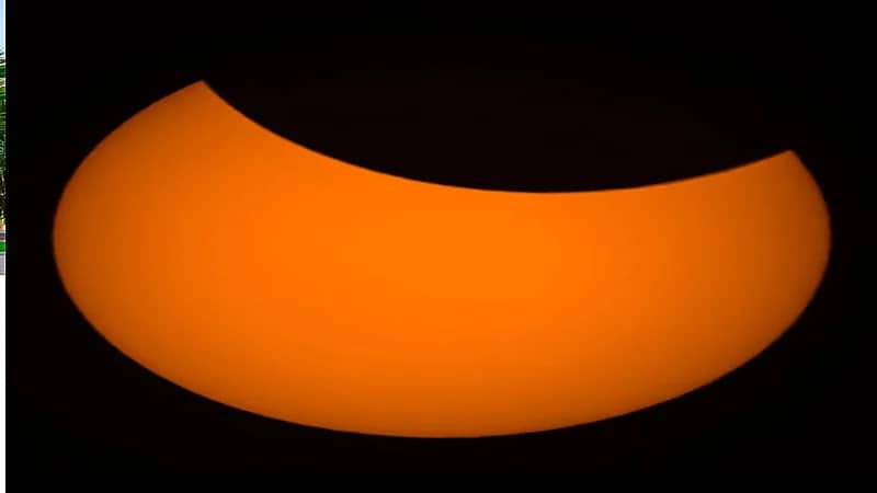 مشهد مهيب لكسوف الشمس بسماء جدة