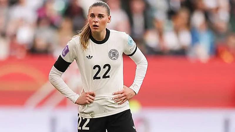 نجمة منتخب ألمانيا تكشف عن معاناتها مع المشجعين الرجال .. فيديو