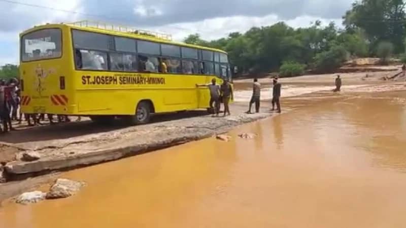 بالفيديو.. وفاة 31 شخصا إثر غرق حافلة بالنهر