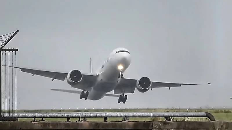 هبوط مثير لطائرة كويتية في مطار أمستردام وسط أجواء عاصفة.. فيديو