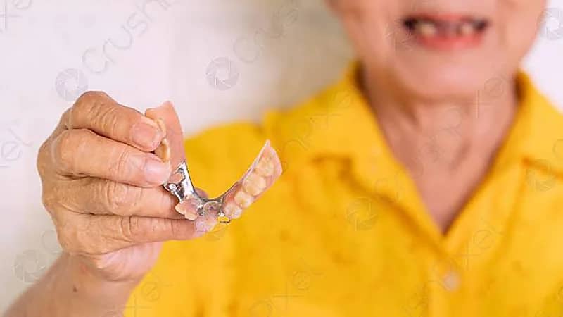 سيدة تبتلع طقم أسنانها وهي لا تشعر