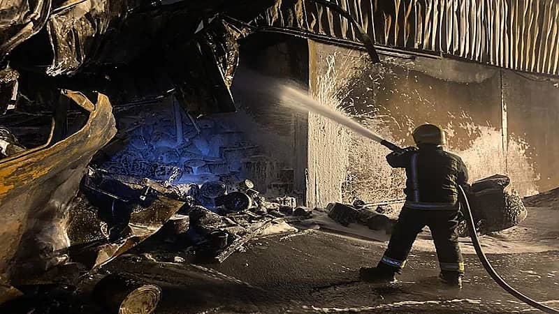 إخماد حريق بورشة سيارات بالطائف