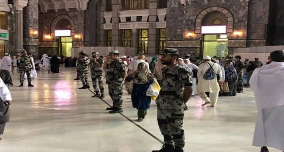 بالصور.. جهود رجال قوات الطوارئ بساحات الحرم المكي