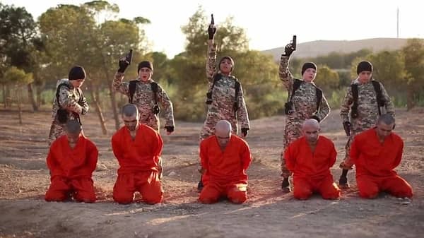 أطفال "داعش" يعدمون  5 أسرى من الأكراد فى سوريا