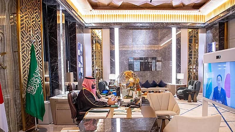 ولي العهد يجري اتصالا مرئيا مع رئيس وزراء اليابان .. فيديو