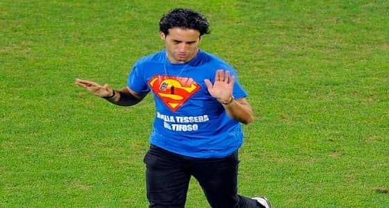 بالصور.. " سوبر مان " يقتحم ملعب الجوهرة لمصافحة لاعب ميلان