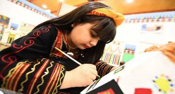 بالصور.. " نورال الشهري " تخطف أنظار زوار قرية عسير بالجنادرية