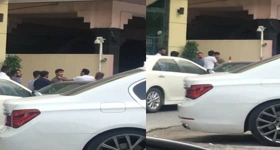 بالفيديو.. مشاجرة بين شخصين تعطل حركة المرور بالبحرين