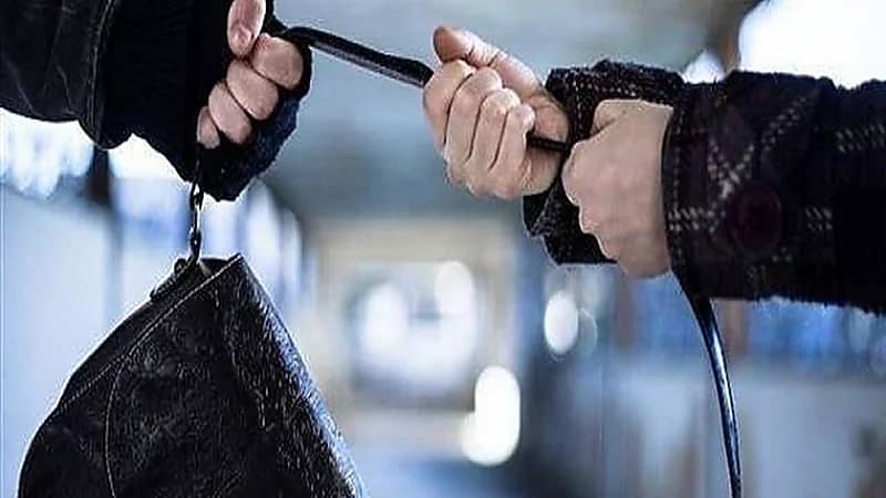 عصابة نسائية تهاجم فتاتين وتسرق أموالهما المخصصة للعمرة