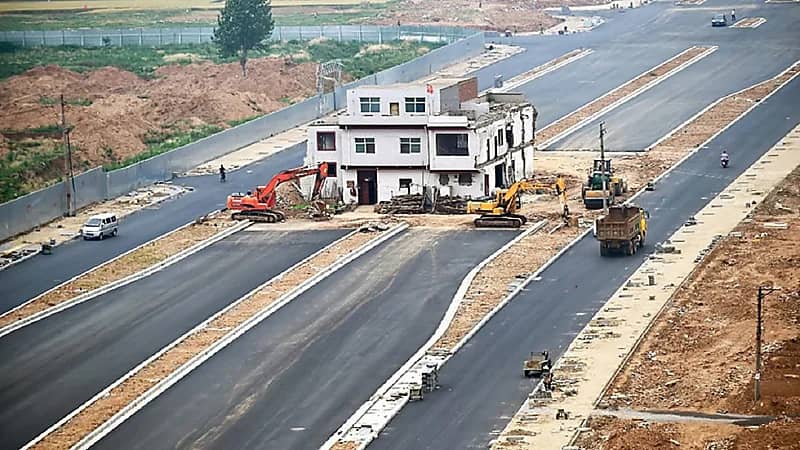 مدينة صينية تبني طريقًا سريعًا حول منزل رفضت صاحبته تركه!