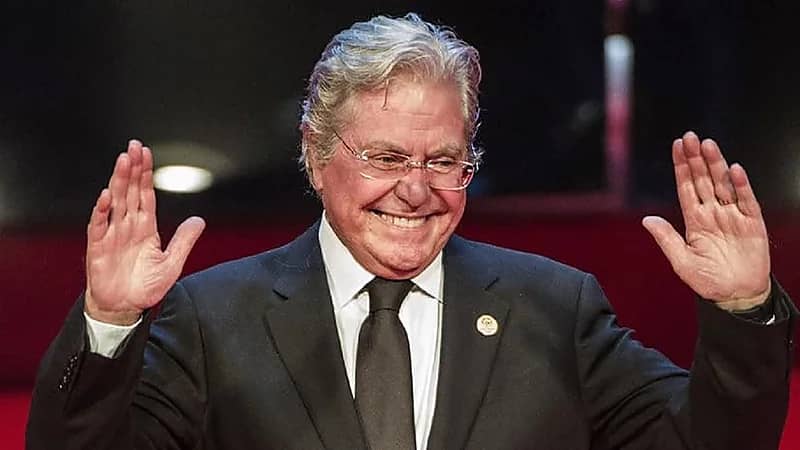 حسين فهمي يضع نظام ملابس محدد لمهرجان القاهرة السينمائي