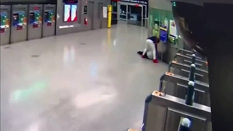 شاهد.. شخص يضرب امرأة بوحشية داخل مترو أنفاق