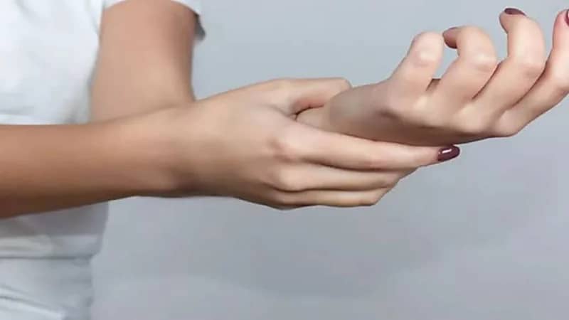 الكشف عن أسباب تنمل اليدين في الليل