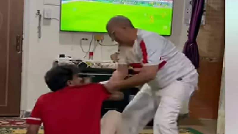 أب زملكاوي يطرد ابنه الأهلاوي بسبب بطولة أفريقيا..فيديو
