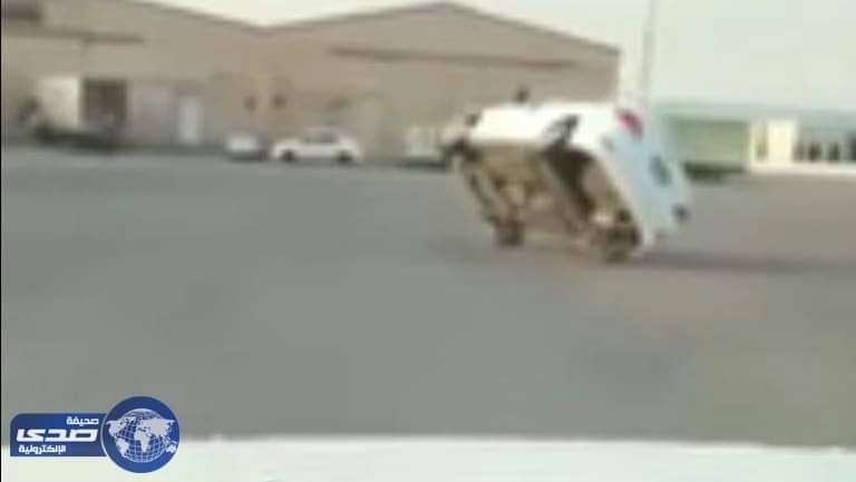 بالفيديو.. العناية الإلهية تنقذ مفحط يستعرض وسط المستودعات