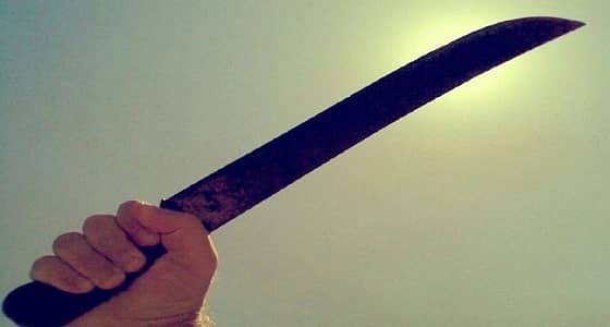 رجل يعتدى على أسرته بالساطور.. والدوريات الأمنية تنقذهم في الوقت المناسب