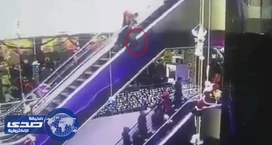 رجل أمن ينقذ طفل سقط من سلم كهربائي في الدور الثاني بأبها