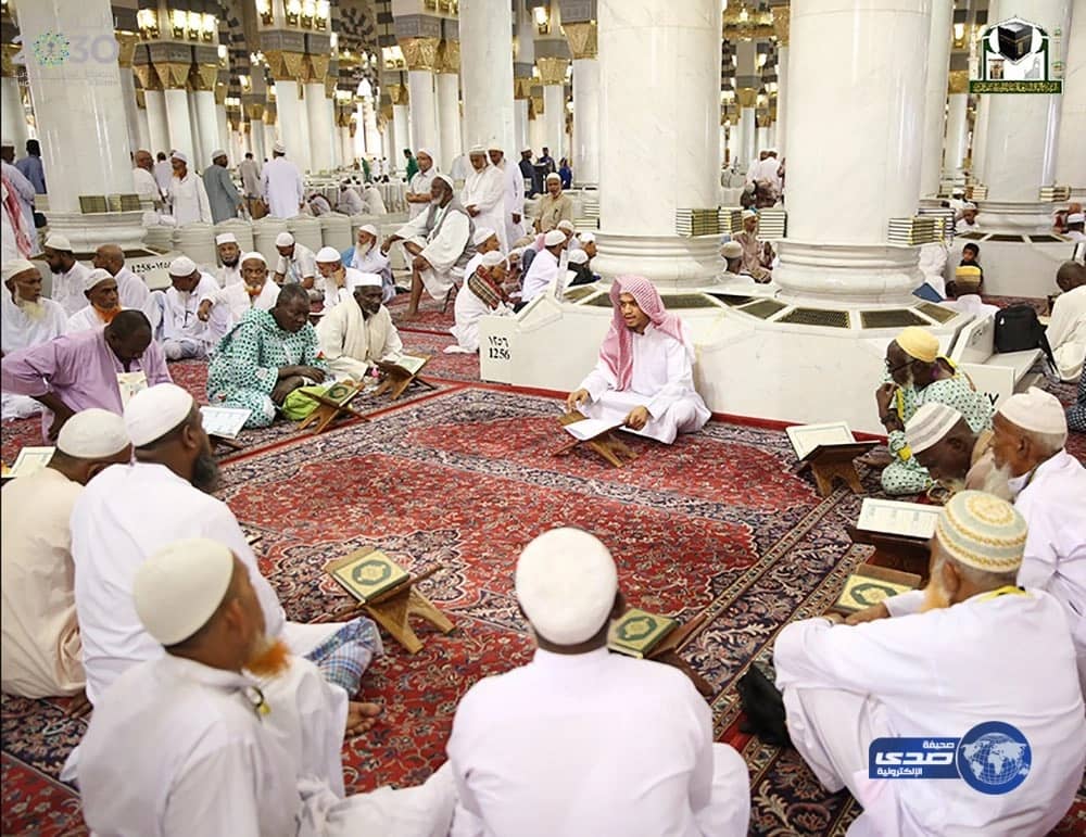 تواصل لقات القرآن الكريم  استقبال زوار المسجد النبوى