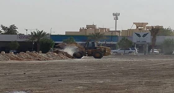 بالصور.. إزالة مخالفات الباعة الجائلين بحي السويدي