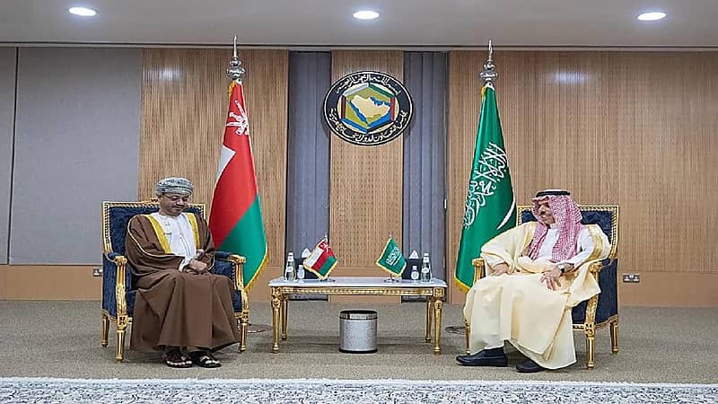 خادم الحرمين الشريفين يتلقى رسالة خطية من سلطان عُمان