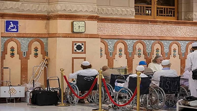 مصليات خاصة لكبار السن وعربات يدوية وكهربائية لذوي الإعاقة بالمسجد النبوي