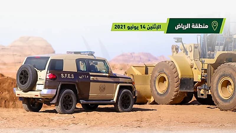 ضبط مخالفين لنظام البيئة يقومون بنقل الرمال وتجريف التربة بالرياض