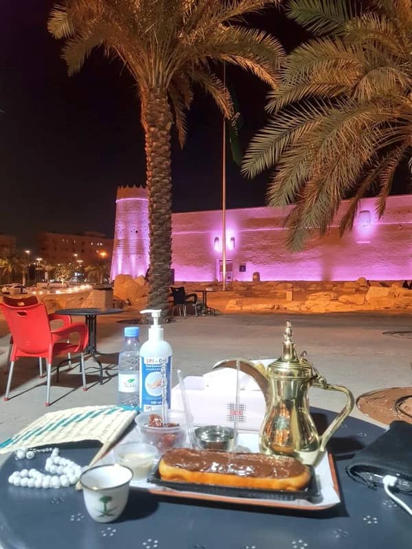 هدوء ليل الرياض الأنيق أمام المصمك المهيب