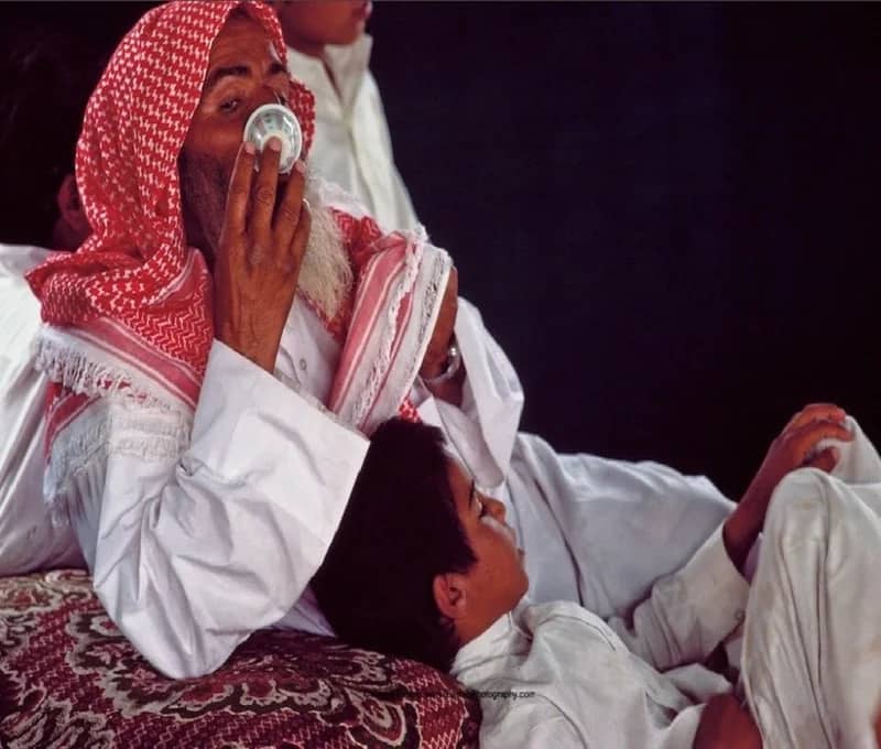 رجل يستمتع بفنجان القهوة بصحراء الدهناء قبل 40 عام