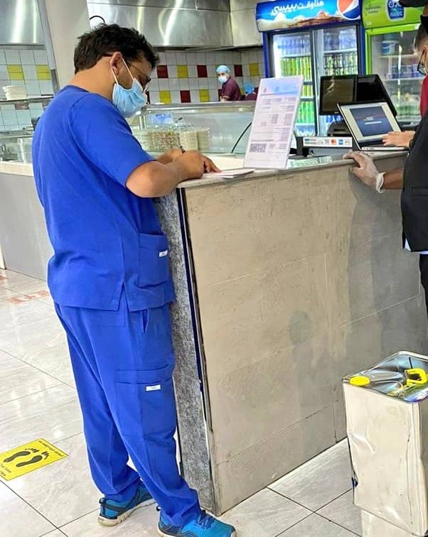 شاهد.. لحظة القبض على عمالة وافدة حولت فيلا إلى مطعم في الرياض 