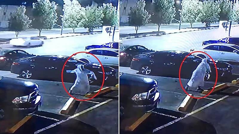 شاهد.. شخص ملثم يرشق مقهى في ينبع بالحجارة ويلوذ بالفرار 