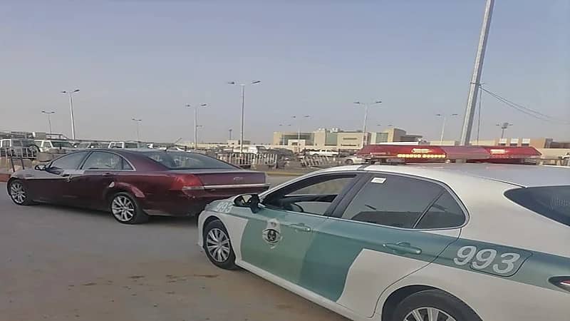 المرور يحدد مصير سائق يسير بمركبة مظللة وبدون لوحات في الجوف 