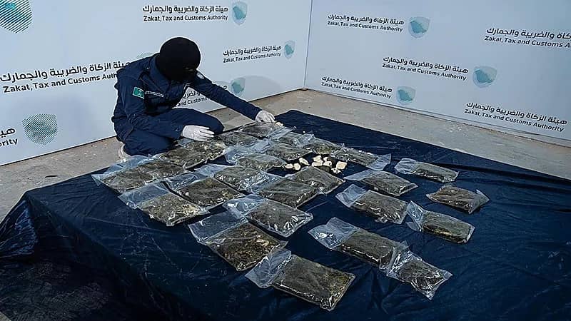 إحباط تهريب 130 ألف حبة كبتاجون مخبأة في علب جبن وزعتر .. فيديو