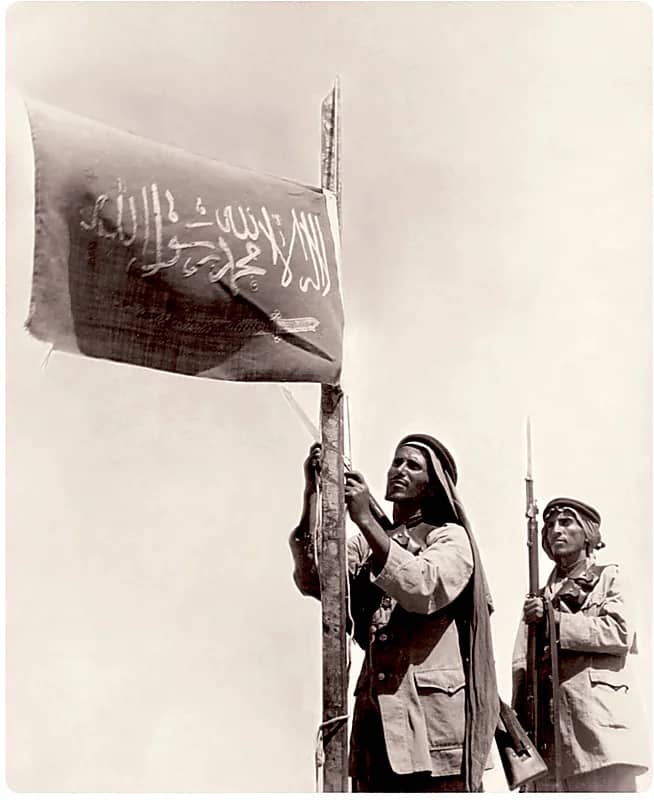 صورة جميلة لأحد الجنود يرفع العلم في الثلاثينات الميلادية