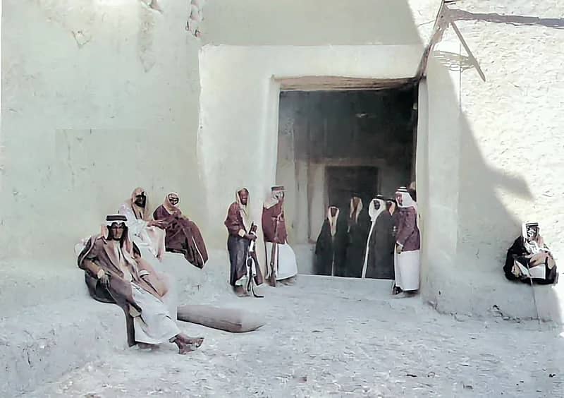 لقطة من أمام باب قصر الحكم بالستينات الهجرية