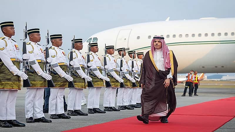 وزير الخارجية يصل إلى كوالالمبور ليرأس وفد المملكة.. فيديو