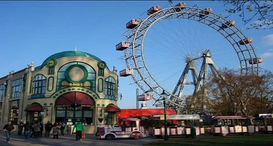 بالفيديو.. لحظة سقوط فتاة من لعبة ملاهي