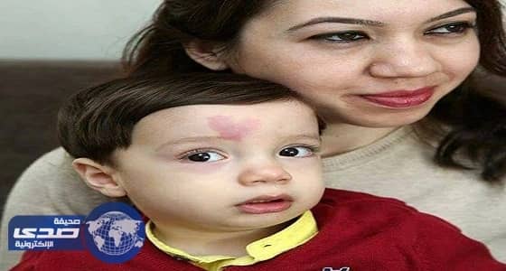 بالفيديو والصور.. طفل بقلب أحمر يشعل مواقع التواصل