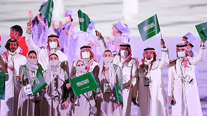 بالفيديو والصور.. رفع علم المملكة خفاقًا خلال افتتاح دورة الألعاب الأولمبية