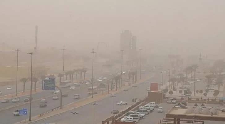 الدفاع المدني يحذر من أتربة مثارة وشبه انعدام في الرؤية بالرياض